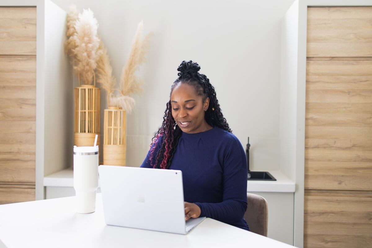 Ezi Ovunda, oprichter van Boost Calendar, aan het werk achter haar laptop
